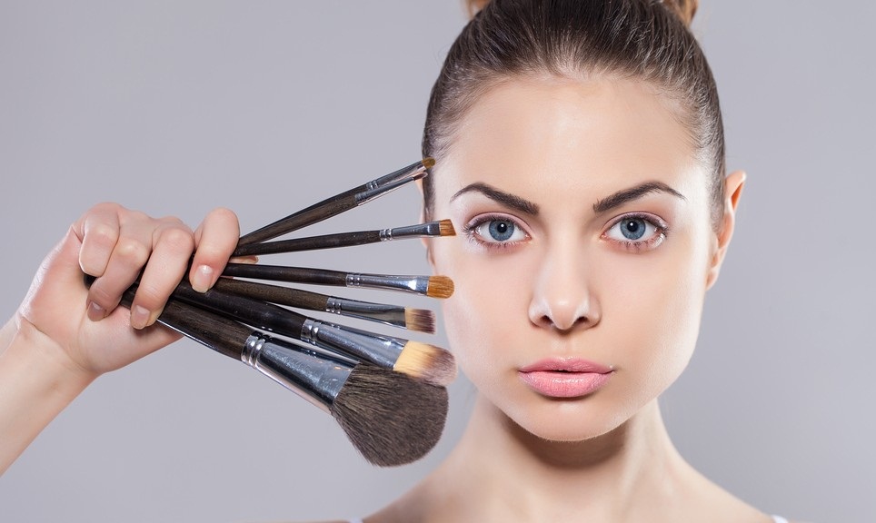 Top 10 Steps to Become a Celebrity Makeup Artist and Start Your ...